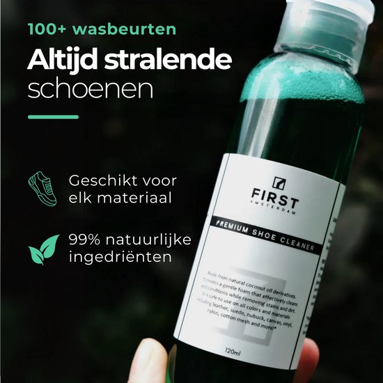 Fles met groene schoenreiniger, in de hand van een persoon. Tekst: '100+ wasbeurten', 'Altijd stralende schoenen', 'Geschikt voor elk materiaal', '99% natuurlijke ingrediënten'.