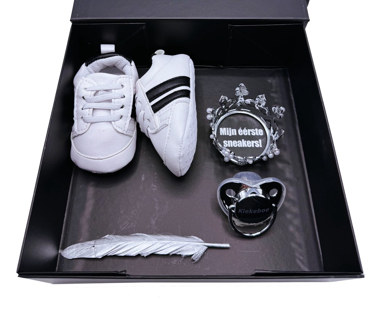 Goedkoopste Kraamcadeau jongen, met babysneakers - speen - cadeau geboorte jongen, rechtstreeks versturen als kraamcadeau ook mogelijk - Mijn eerste sneakers!!