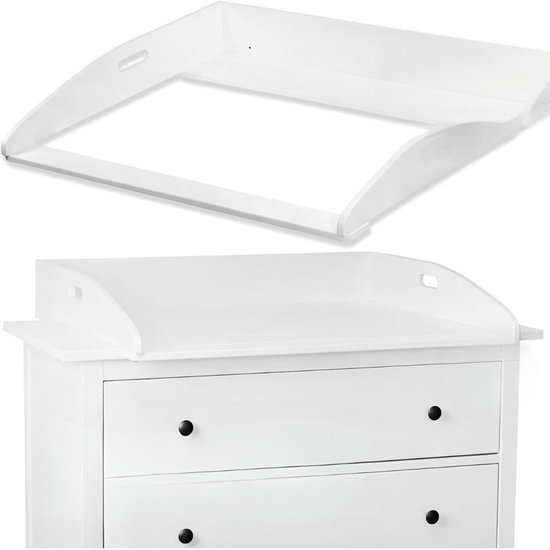 Detailopname van de witte commode met een aankleedkussen, zonder tekst.