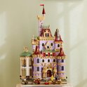 LEGO Disney Belle en het Beest Kasteel 43263, paars kasteel met torens en minipoppen.