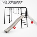Berg PlayBase met schommel en grijze glijbaan, twee opstellingen aangeduid