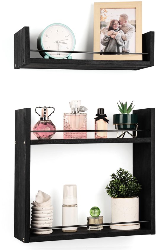 Zwarte zwevende wandplanken met decoraties zoals een klok, fotolijst, planten en parfums.