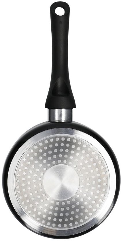 Dessous d'une casserole noire antiadhésive avec fond métallique à motif circulaire.