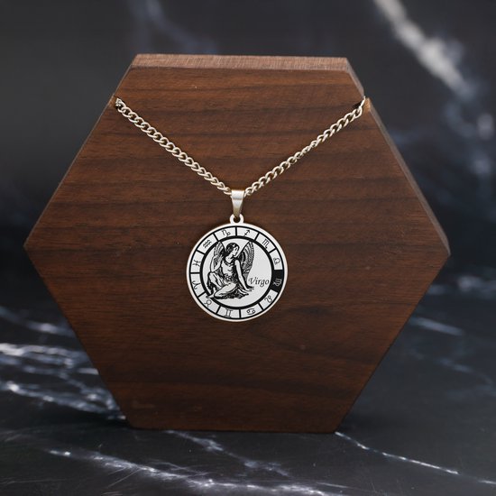Een zilverkleurig Maagd (Virgo) medaillon aan een zilverkleurige ketting op een houten display.