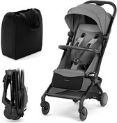 Grijze kinderwagen met kap, draagzak en opgevouwen kinderwagen. Geschikt voor handbagage.
