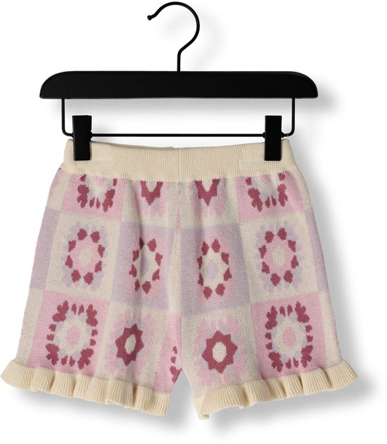 Lila gebreide shorts met gebloemd patroon, hangend aan een zwarte kledinghanger.