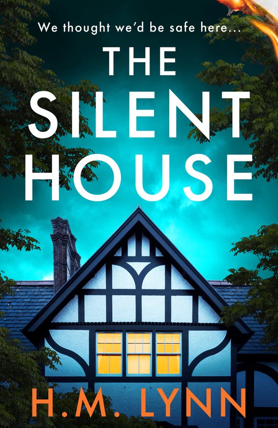 De cover van het boek 'The Silent House' toont een donker huis met verlichte ramen onder een onheilspellende hemel. Brandend vuur aan de rand.