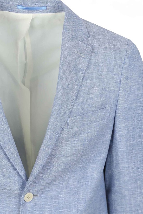 Close-up van een lichtblauwe linnen blazer met één knoop, borstzak en lichte textuur.