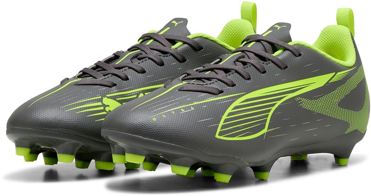 Puma ULTRA PLAY FG/AG Jr voetbalschoenen in grijs met groene accenten, lichtgewicht synthetisch bovenwerk, stevige noppen.