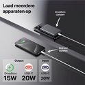 Grijze powerbank laadt een iPhone draadloos en bedraad op. Iconen tonen 15W draadloos, 20W USB-C uit en 20W USB-C in.