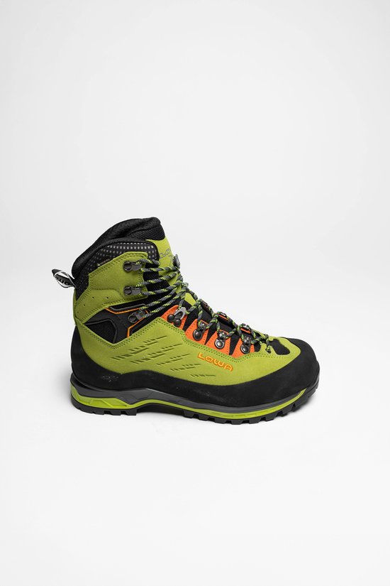 Groene bergschoen met oranje details, zwarte zool en veters.