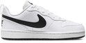 Witte Nike sneaker met zwarte Swoosh logo op de zijkant en 'NIKE' op de hak.