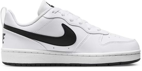 Witte Nike sneaker met zwarte Swoosh logo op de zijkant en 'NIKE' op de hak.