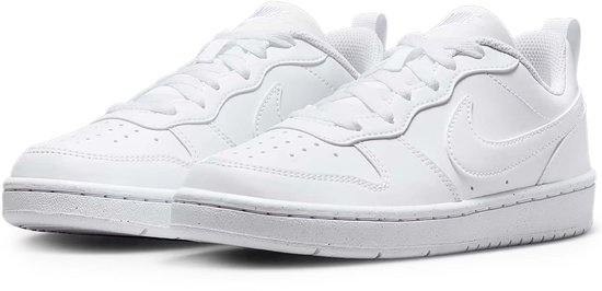 Twee witte leren Nike sneakers met veters en een Nike logo op de zijkant.