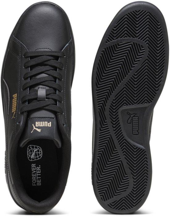 Zwarte sneakers, bovenkant en zool. Gouden Puma-logo op de binnenzool.