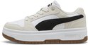 Witte leren Puma sneaker met beige suède details, zwarte Puma-streep en bruine rubberen zool.