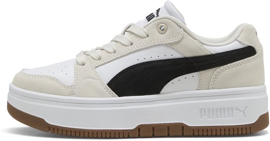 Witte leren Puma sneaker met beige suède details, zwarte Puma-streep en bruine rubberen zool.