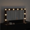 Miroir de maquillage noir éclairé avec 12 ampoules, avec des cosmétiques dessus.