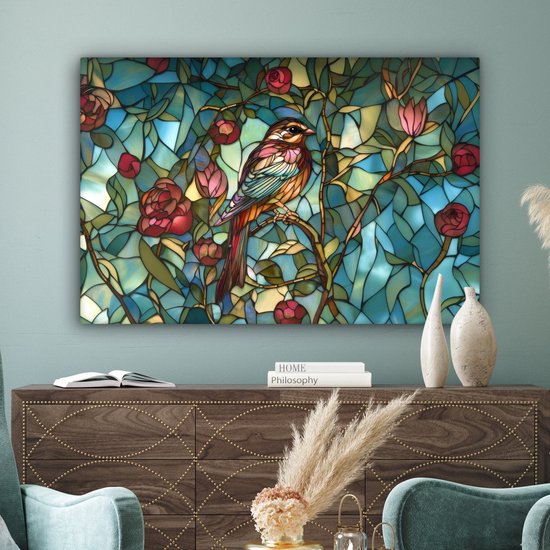 Een vogel in glas-in-loodstijl op een tak met rozen, hangend boven een dressoir.
