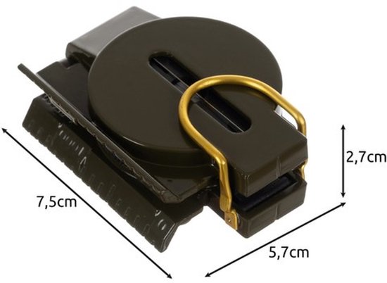 Gesloten groen, inklapbaar militair kompas met afmetingen: 7,5 cm, 5,7 cm, 2,7 cm.