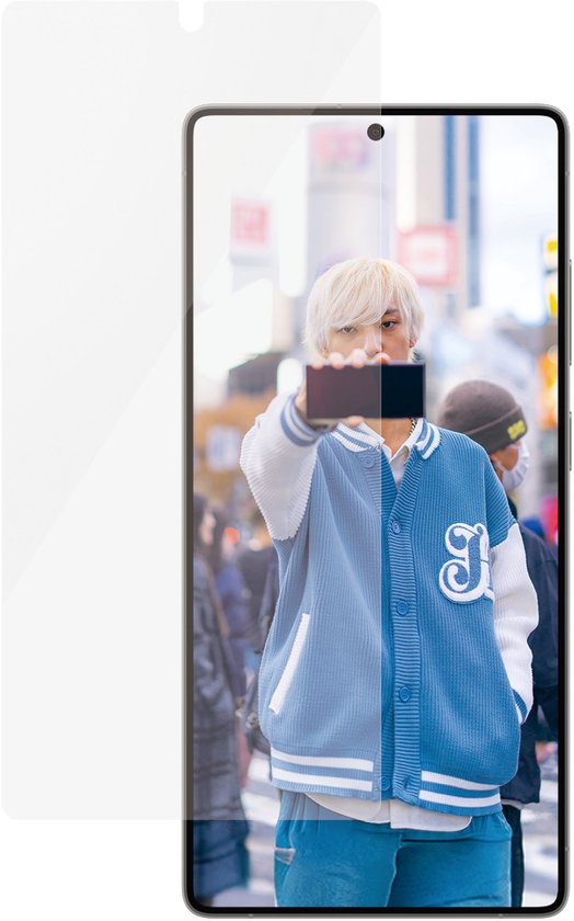 Dunne, transparante screenprotector op een telefoon met een jongeman in een blauw-witte varsity jack.