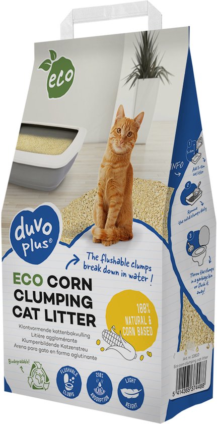 Papieren zak met 'duvo plus ECO CORN CLUMPING CAT LITTER' op. Een rode kat zit bovenop kattenbakvulling. Naast de zak staat een kattenbak.