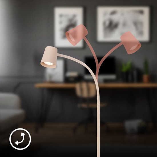 Een beige staande lamp met drie draaibare lampenkappen in verschillende posities.