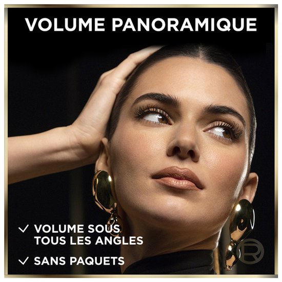 Model met grote gouden oorbellen, mascara huls in de hand. Tekst: 'VOLUME PANORAMIQUE'.