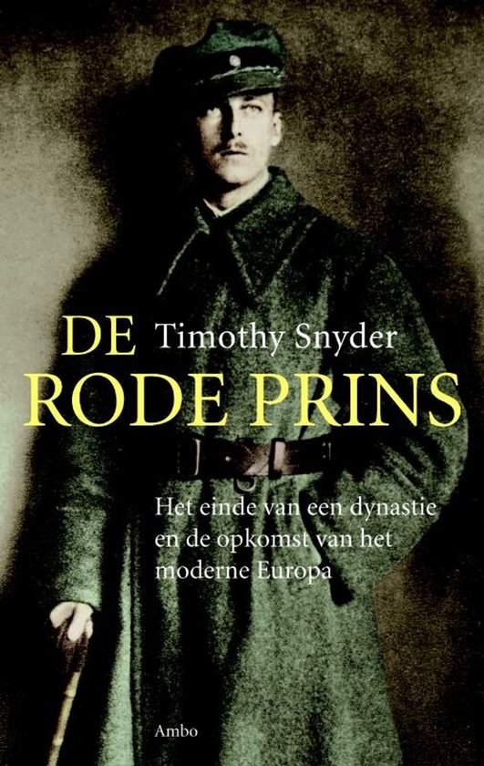 Couverture de livre avec Timothy Snyder en uniforme militaire. Titre : Le Prince Rouge.