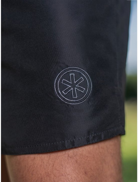 Zwarte zwembroek met grijs Muchachomalo logo op de zijkant.