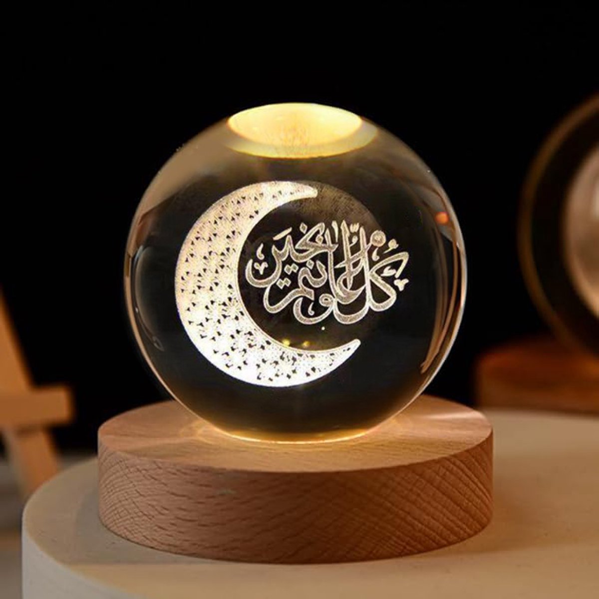 3D Kristallen Bal Nachtlampje - Islamitisch ontwerp - Arabische gravure - Maan en gebed - Ramadanlamp - Islamitische decoratie - LED Glas Licht Hologram Lamp met Massief Houten Basis - Nachtlamp - Cadeau idee - Verlichting - USB aansluiting