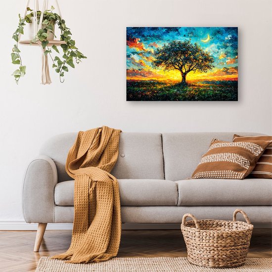Een schilderij van een boom met een felgekleurde zonsondergang, met een halve maan aan een blauwe hemel.