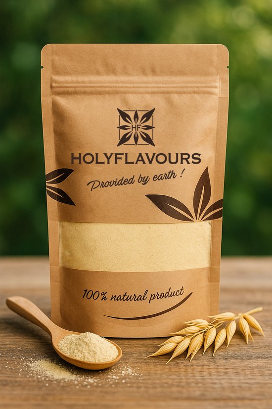 Bruine zak met havermoutpoeder van Holyflavours op een houten ondergrond, met een lepel en haveroren.