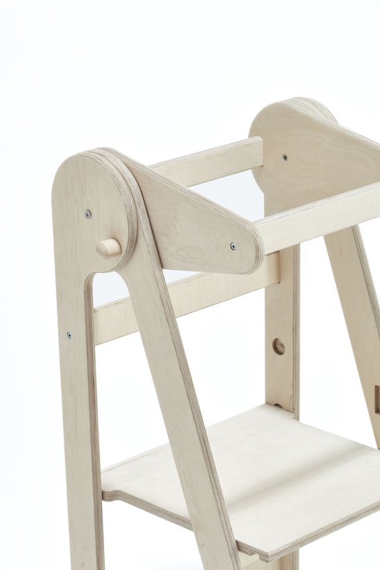 Detail van de scharnierende zijkant van de houten kinderkeukentoren.