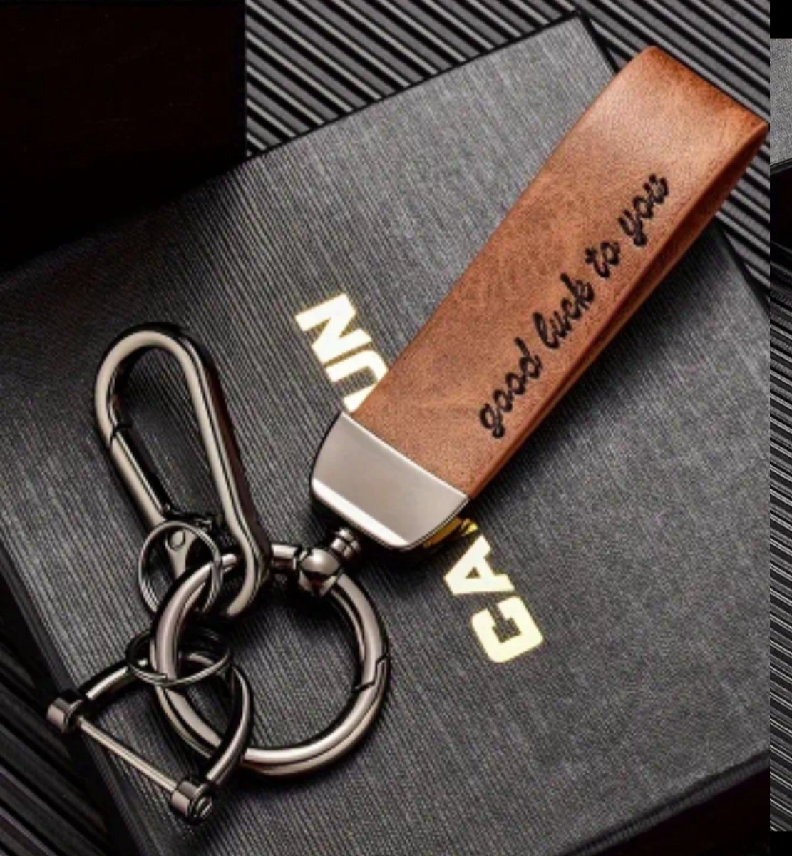 Luxe Camel Sleutelhanger ca. 14 cm – Good Luck to You – PU Leren Sleutelhanger met Mini Schroevendraaier – Sleutelringen en Karabijnhaak – Praktisch Cadeau voor Vaderdag Verjaardag Kerst