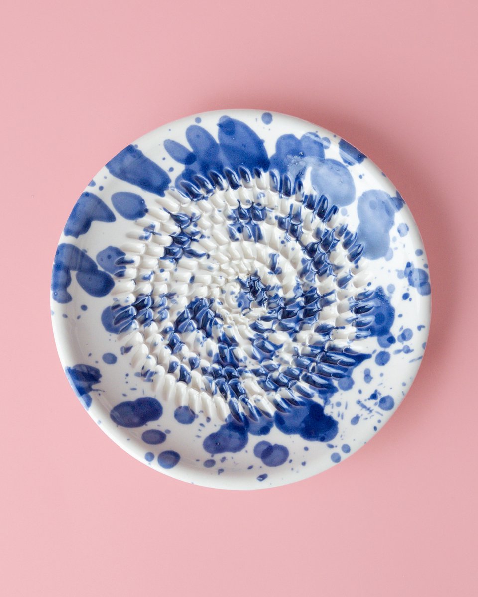 Rasp Bordje blauw - Wit met blauwe Stippen - Rasp Schaaltje - Knoflook Rasp - Gember Rasp -Chocolade - Kookliefhebber - Amber Blokjes - Fairtrade - Handmade - Keramisch - Raspen - Schaven - Vegan - Vintage