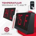 Digitale wekker met display dat 24 graden Celsius of 75 graden Fahrenheit aangeeft.