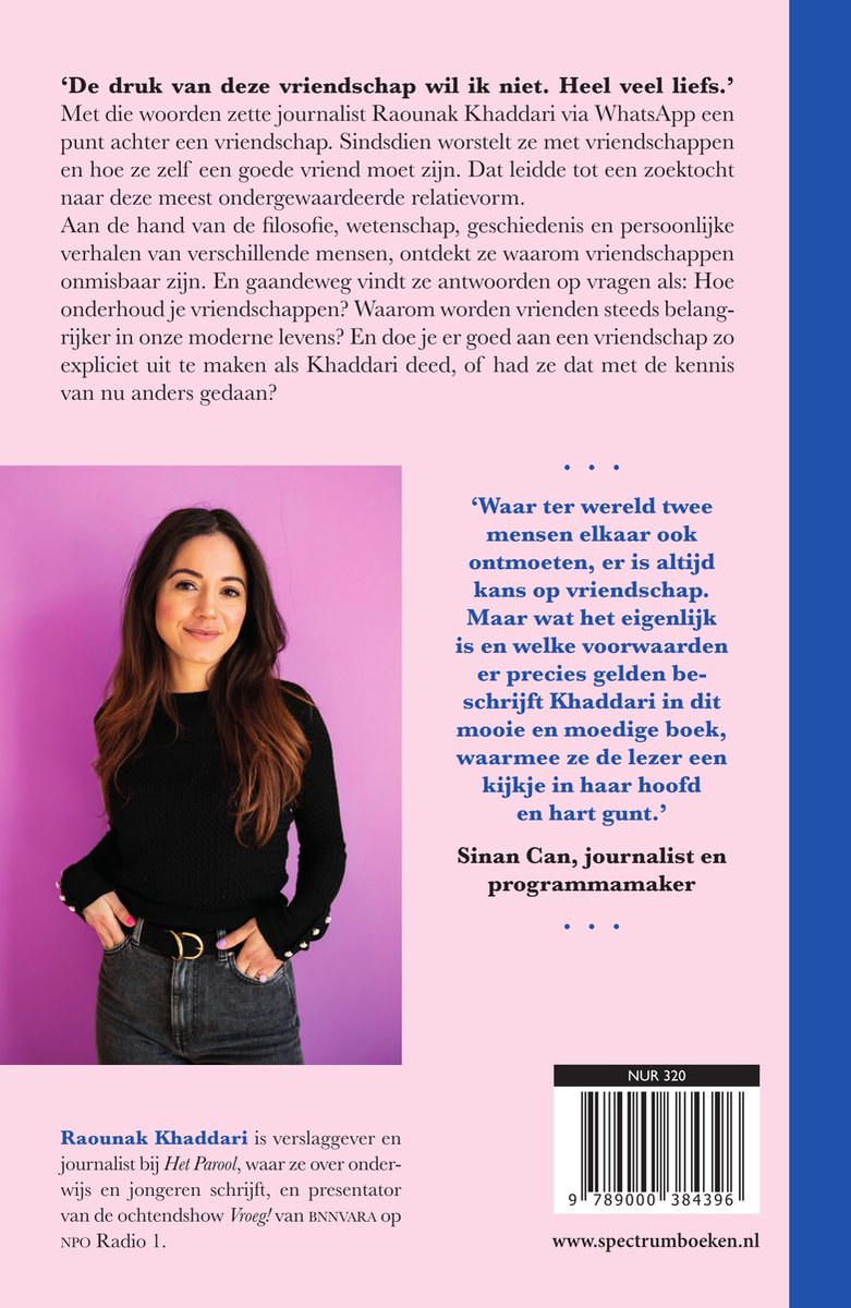 Vrouw met donker haar, zwarte top en spijkerbroek, glimlachend