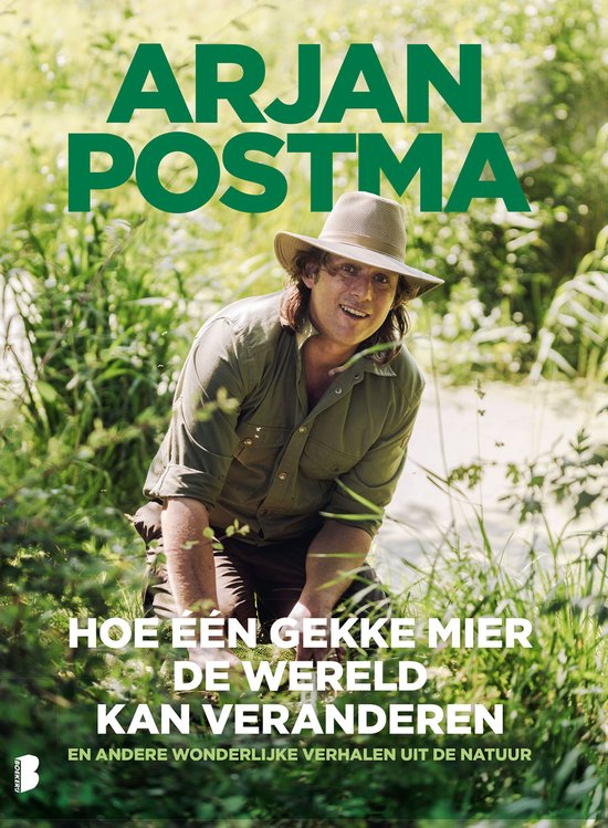 Arjan Postma met hoed en safari-outfit, knielend in het groen. De titel 'Hoe één gekke mier de wereld kan veranderen' staat op de omslag.