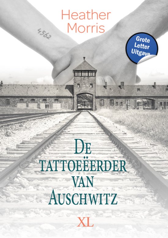 Boekomslag van 'De tattoeëerder van Auschwitz' met op de voorgrond een tattoo van '4562' op een arm en op de achtergrond de poort van Auschwitz.