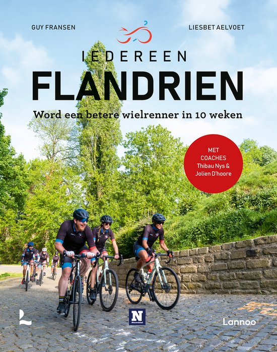 Groep wielrenners in sportkleding rijdt op een geplaveide weg, met op de achtergrond een stenen muur en bomen. Twee mannen, Guy Fransen en Liesbet Aelvoet, worden vermeld.