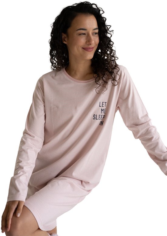 Model in een lichtroze gestreept nachthemd met lange mouwen, met de tekst 'LET ME SLEEP IN'.