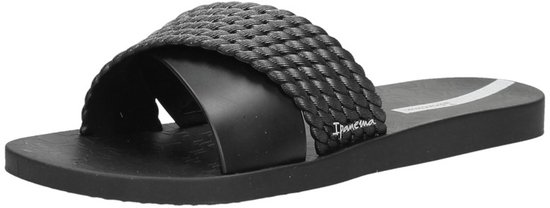 Zwarte Ipanema slipper met gekruiste gevlochten band en logo.