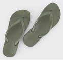 Donkergroene Ipanema teenslippers met golvend patroon op de zool en merknaam.