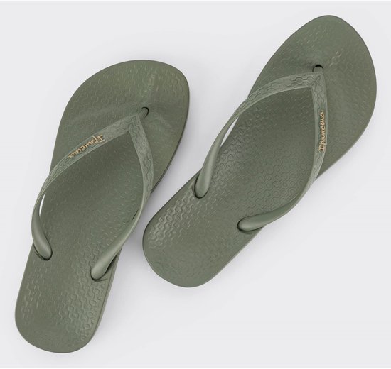 Donkergroene Ipanema teenslippers met golvend patroon op de zool en merknaam.