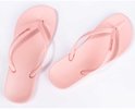Paar roze Ipanema slippers, van bovenaf gefotografeerd, met een diamantvormig reliëfpatroon op de zool.