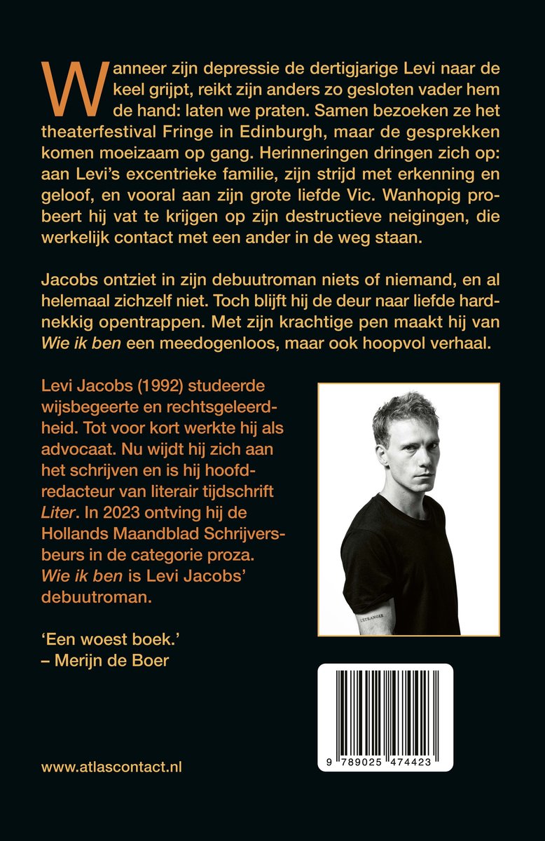 Man met kort blond haar, draagt een zwart T-shirt met opdruk "STRANGER".