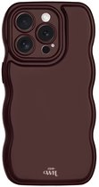 xoxo Wildhearts Glossy Wavy Case Burgundy telefoonhoesje - Geschikt voor iPhone 15 Pro - Golvend hoesje - Glimmende silicone case met golven - Vlekbestendig - Burgundy / Bordeaux Rood