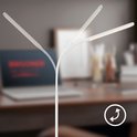 Witte staande lamp met meerdere flexibele armen en verlichtingsopties.