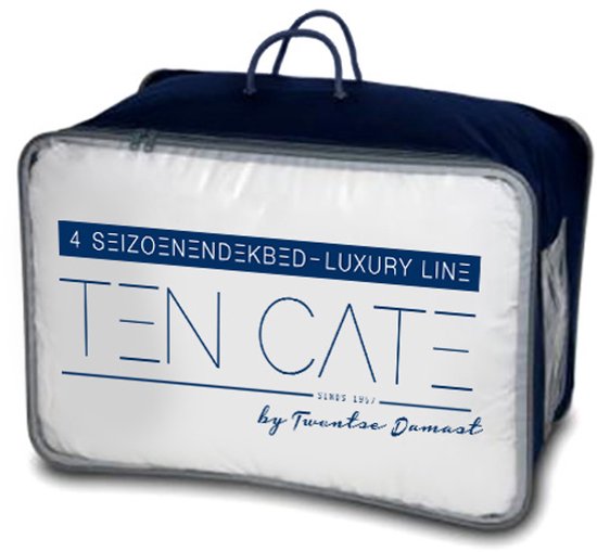 Wit dekbed in een donkerblauwe draagtas met het opschrift 'TEN CATE 4 SEIZOENENDEKBED - LUXURY LINE'.